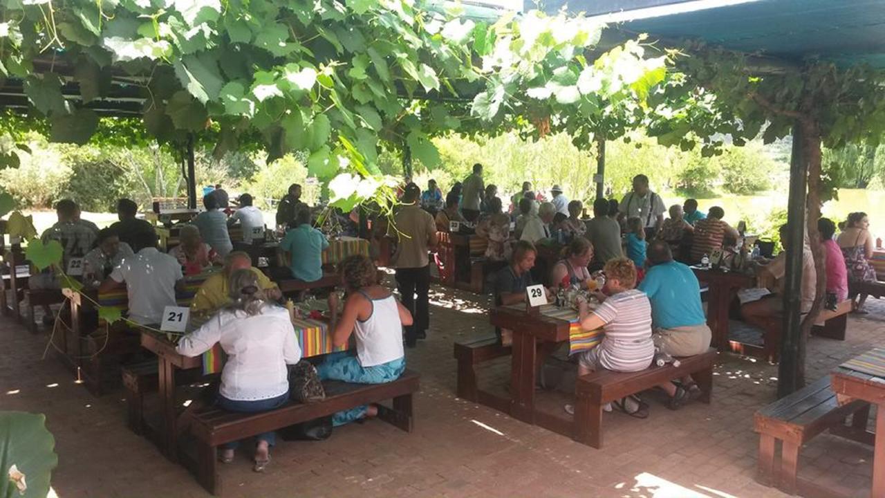 Wilgewandel Holiday Farm & Day Restaurant Oudtshoorn Exteriör bild